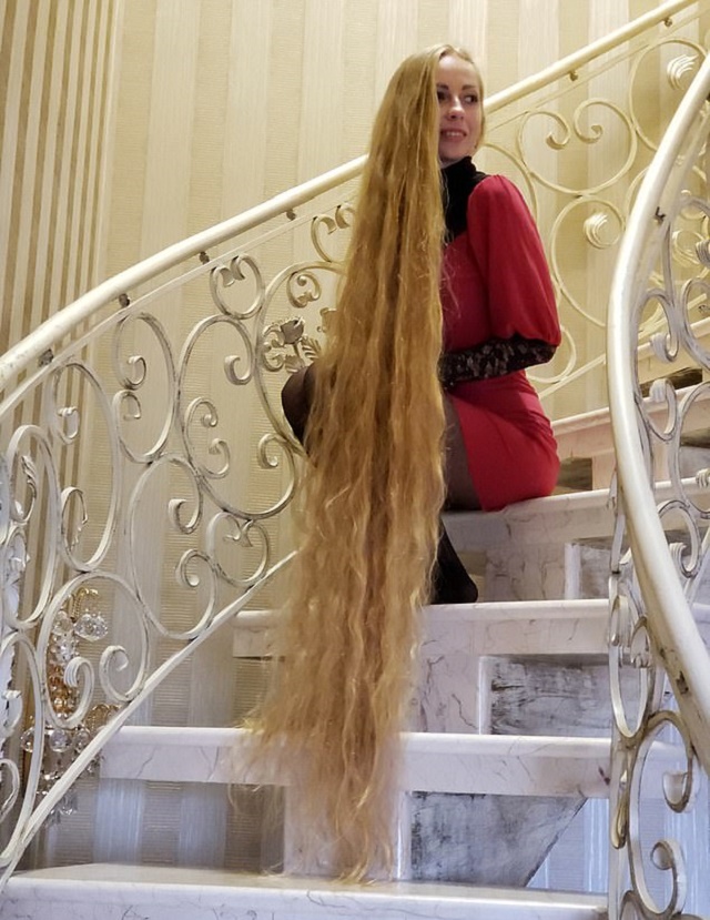 Pretty Lady Who Has Not Had a Haircut in 28 Years Shows Off Her Really Long Hair [Photos]