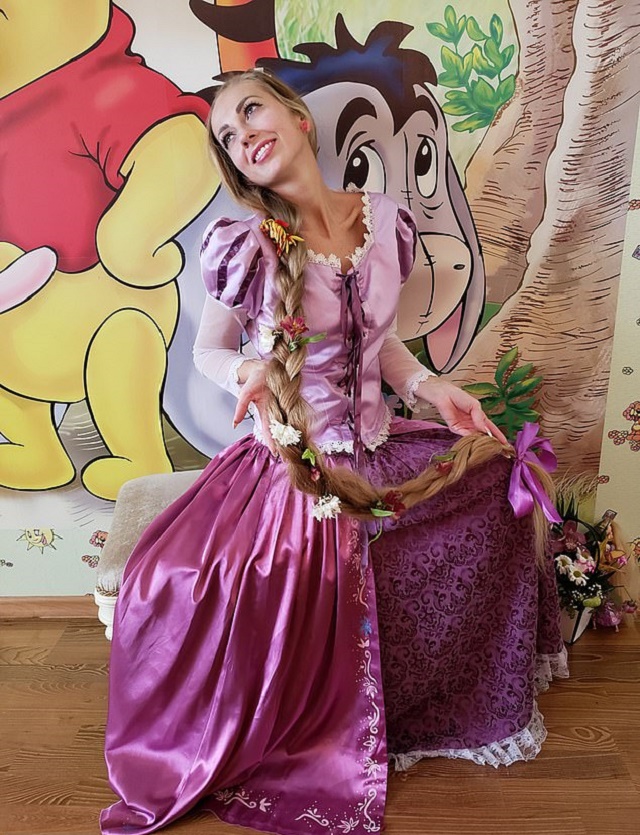 Pretty Lady Who Has Not Had a Haircut in 28 Years Shows Off Her Really Long Hair [Photos]