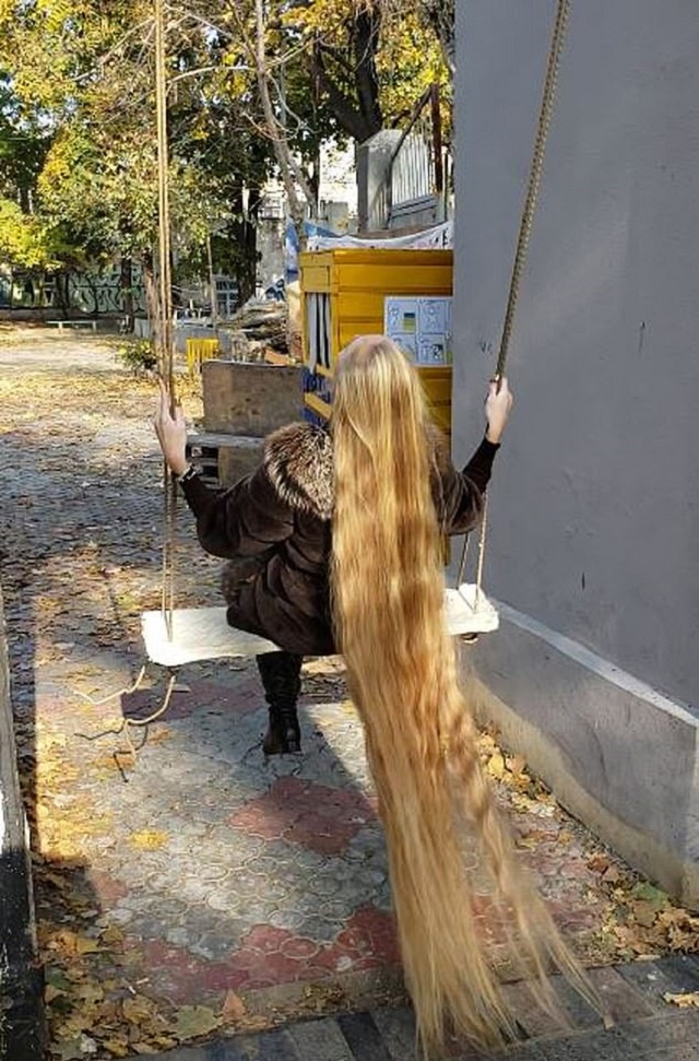 Pretty Lady Who Has Not Had a Haircut in 28 Years Shows Off Her Really Long Hair [Photos]