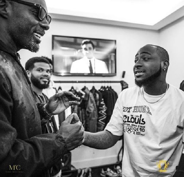 Davido Celebrates As He Receives Honorary Plaque After His Album Hits 1 Billion Streams (Photo)