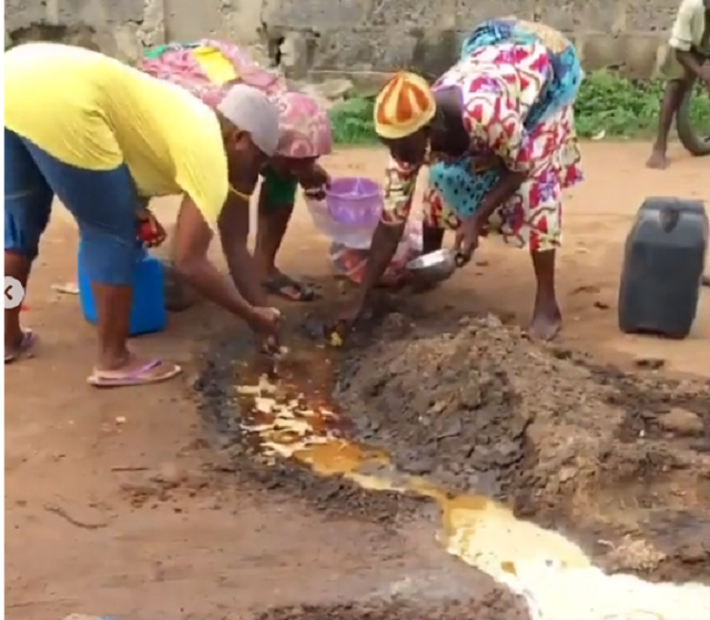 Care free Residents of Ijegun Community spotted Scooping Fuel from Broken Pipeline [photos]