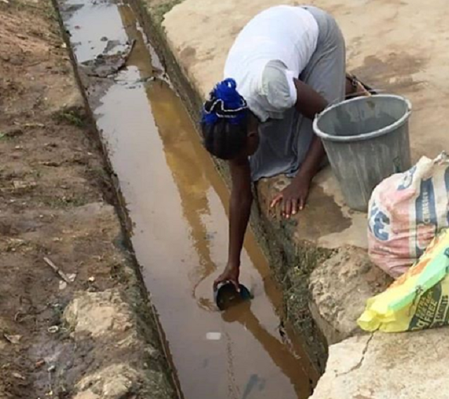 Care free Residents of Ijegun Community spotted Scooping Fuel from Broken Pipeline [photos]