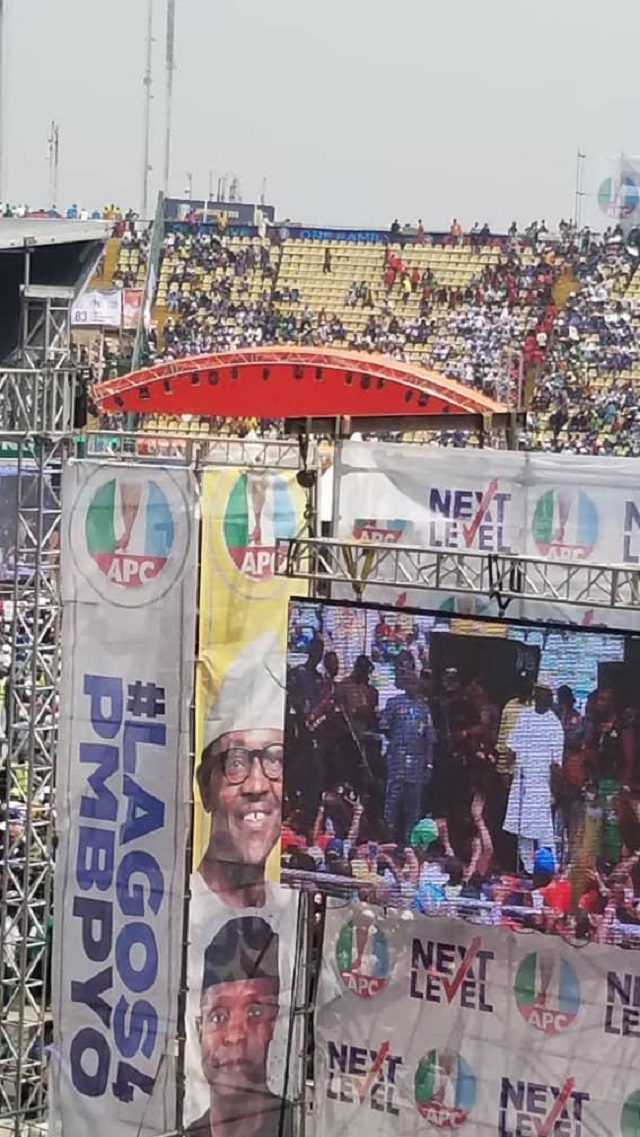 Tinubu Covers Face In Shame, As Lagosians Chase Out Buhari, Shout Ole!!! Ole!!! Ole!!! [Video]