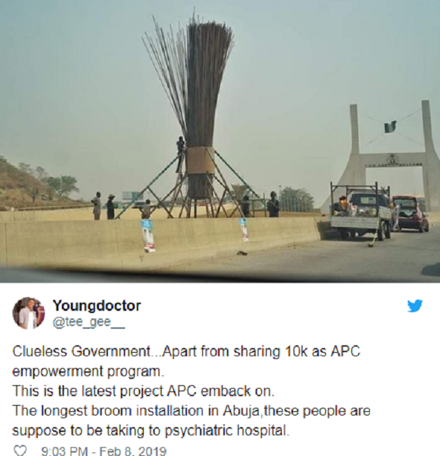 2019 Elections: Nigerians React As Giant 'APC Broom' Is Erected At the City Gate, Abuja [Photos]