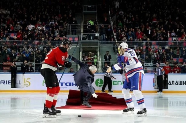 Jose Mourinho Falls on the Red Carpet in Russia [Photos]