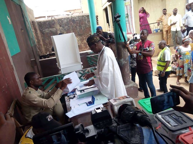 #NigeriaDecides2019: INEC Card Reader Rejects Lai Mohammed [photo]