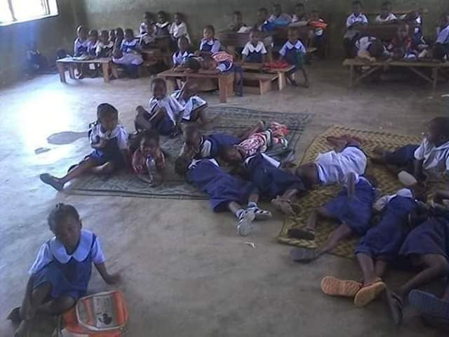Bad State of School in Edo Where Pupils Sit On Bare Floor, Mats [Photos]