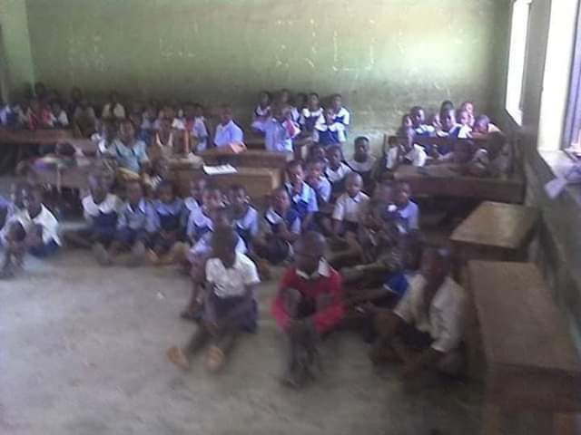 Bad State of School in Edo Where Pupils Sit On Bare Floor, Mats [Photos]