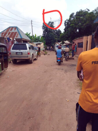 Just In: Tragedy About To Hit The Streets Of Aba As A Man Threatens  To Commit Suicide ON HIGH TENSION