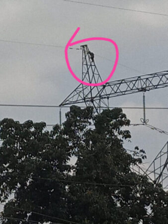 Just In: Tragedy About To Hit The Streets Of Aba As A Man Threatens  To Commit Suicide ON HIGH TENSION