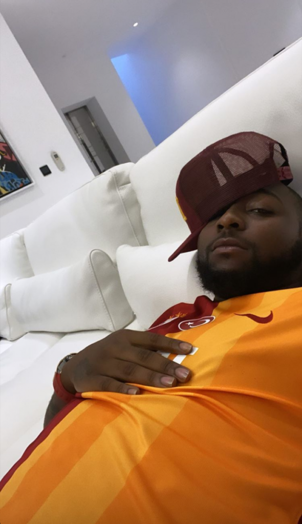 Fan Reveals How  “Davido’s Entire Net Worth Of $18million Is The Cost Of Floyd Mayweather’s Wrist Watch”