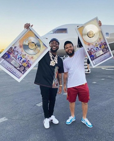 Davido Celebrates As He Receives Honorary Plaque After His Album Hits 1 Billion Streams (Photo)