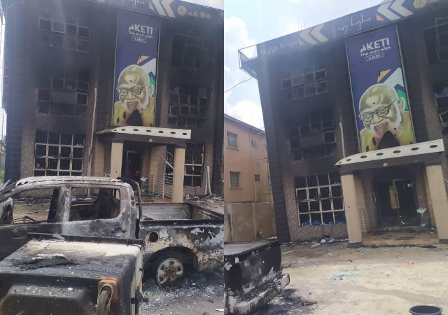 Angry Mob Raze Governor Akeredolu's Office in Akure [Photos]