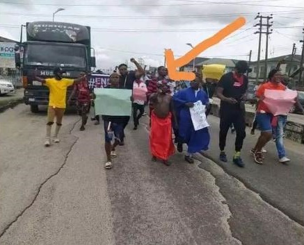 Serious DRAMA As Native Doctor Leads Nigerian Youths to ENDSARS Protest [Photos]