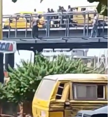 Nigerians Stop Man from Killing Himself along Jibowu Bridge in Lagos [Video]