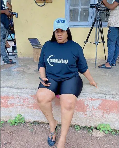 “Dem No Tell You Say I Be Garage Girl” – Furious Nkechi Blessing Yells As She Fights Dirty With Area Boys on A Movie Location [Video]