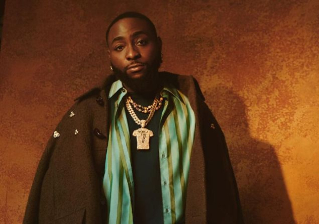 “U wan make en papa buy EFCC”- Video of Davido spraying money in club trends online